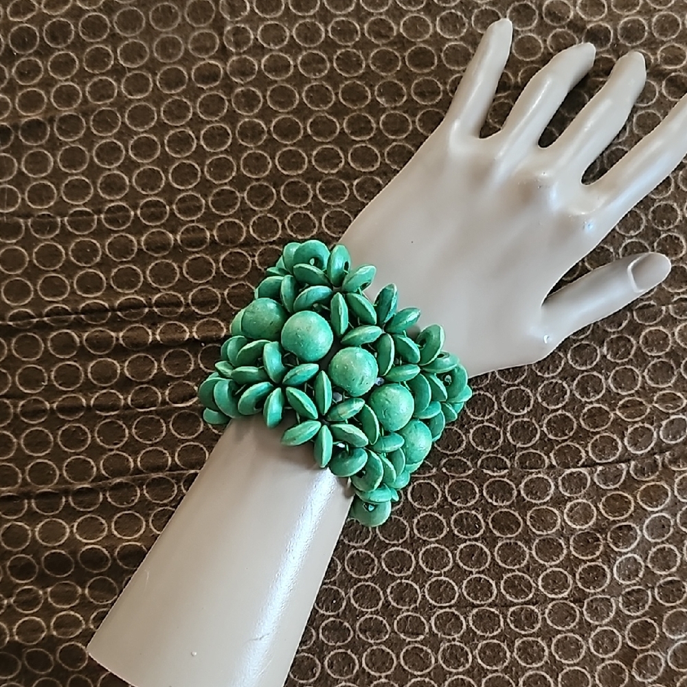 Stretch Bracelet With Green Wood Beads